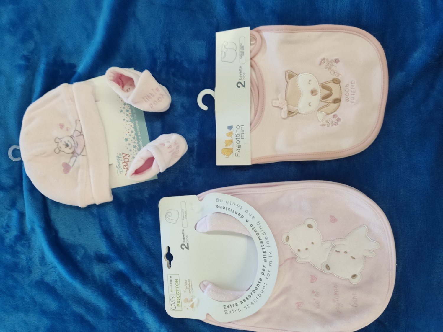 Bavaglini e cappellino con scarpette neonata