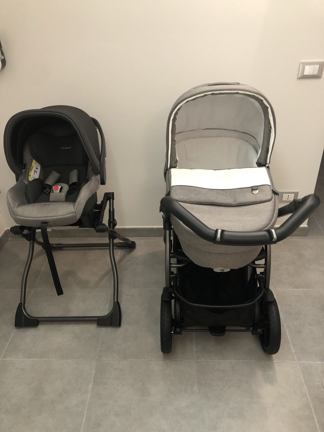 Trio per perego:ovetto su base isofix, navicella su telaio omologato anche per il passeggino sempre compreso nel trio